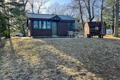Image de Lake front, Up North, cozy peaceful getaway. 2-bedroom cabin. Rustic elegance.