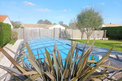 Image de Maison spacieuse avec piscine couverte à proximité de la plage