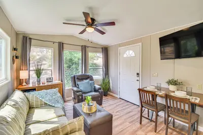 Image de La Grange Home w/ Covered Patio & Gas Grill!