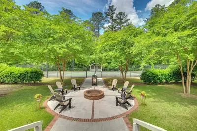 Image de Private Walterboro Estate w/ Deck + Fire Pit!
