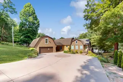 Image de Lovely lakefront home with fire pit, fireplace, dock and gas grill