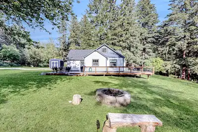 Image de Historic home with fruit trees, private W/D + free wifi