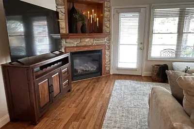 Image de Walk to City Center! Elevator & 2 Bdrms just off Main St.