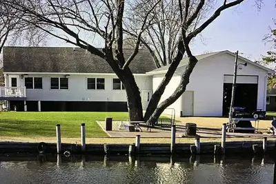 Image de Charming 3+ bdrm 3 bath house in Oshkosh on Sawyer Creek & Fox River near Eaa