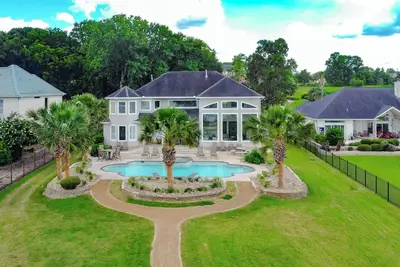 Image de Lake Front Luxury Estate featuring a swimming pool and hot tub on Lake Conroe!