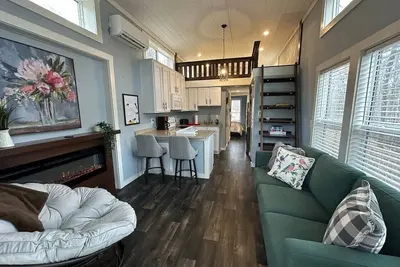 Image de Riverfront Tiny Home | Near Downtown & State Parks