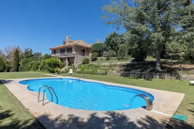 Image de Maison de campagne \"Casa Rural Las Yernas\" avec vue sur les montagnes, piscine privée et Wi-Fi
