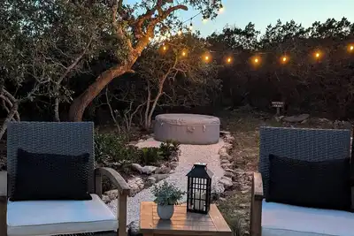 Image de Intimate Hilltop Cottage / Hot Tub / Hiking Trails