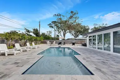 Heated pool, games, Bbq & fire pit near Beach