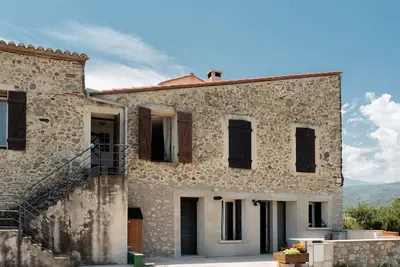 Image de Appartement 'Gite Le Canigou 3 Étoiles' avec vue sur les montagnes, terrasse privée et Wi-Fi
