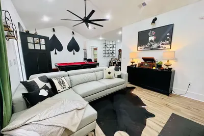 Image de 3-bedroom cottage 6. 4 miles to Downtown Chatt pool table fire sleeps 6