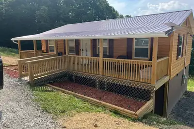Image de Cozy 2-bedroom cabin with WiFi, Ac in delightful Rock. 2 minutes from trails.