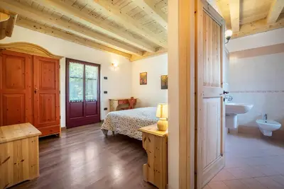 Image de Appartement 'Appartamento Del Boscaiolo' avec vue sur la montagne, jardin partagé et balcon