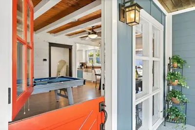 Image de Family Farmhouse, Hot Tub, Putting Green, Pool Table, Kids Barn, Fireplace, Bistro Lights