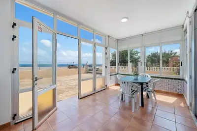 Image de Maison de vacances 'Planta Baja La Malvarrosa' avec vue sur la mer, terrasse privée et Wi-Fi