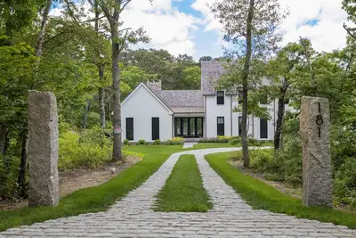 Image de 6-bedroom, Multi-building, Private Compound with Pool in Hawksnest State Forest