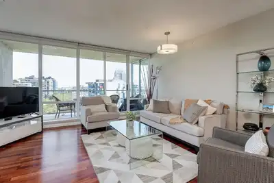 Image de Harbour Vista - Breathtaking Views, Workspace, Gym, and Nearby Shopping Nearby by Victoria Prime! !