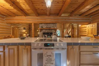 Image de Rustic Ridge - Large Log Cabin, Great outdoor space, hot tub, trails