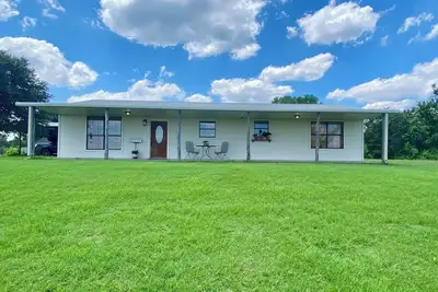 Image de 2-bedroom home on acreage in peaceful, rural area.