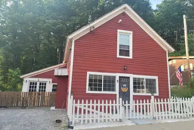 Image de Cozy 2-bedroom house with WiFi, Ac in charming Lake Luzerne.