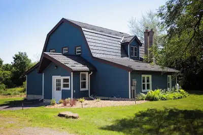 Image de Blue House on Kelly - 10 Minutes from the Sandbanks Provincial Park!