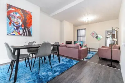 Image de Spacious 2 bed house with free on street parking