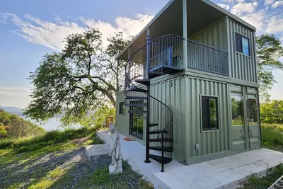 Image de Beautiful Tiny Home in lush vineyard setting