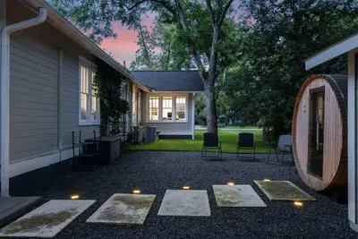 Image de Behrens Bungalow on Main St! Walk to the Square!