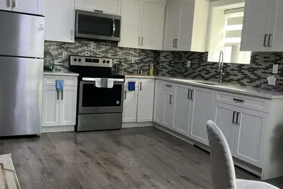 Image de Spacious fully furnished Cozy 2-bedroom guesthouse in Surrey with Ac, WiFi