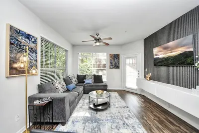 Image de Stylish 3 Bd W/ Pool & Gym Nrg Rodeo Htx Med Centr