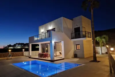 Image de Stort Moderne Hus. Hele 500 m2 hus og Terrasser, Pool, Garage omm