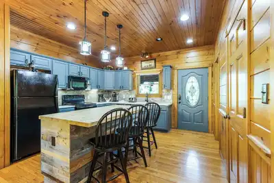 Image de Tucker’s Treehouse | Private Theater, Game Room & Hot Tub Near Pigeon Forge