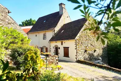 Image de Votre paradis familial avec piscine et jardin. Animaux domestiques bienvenus