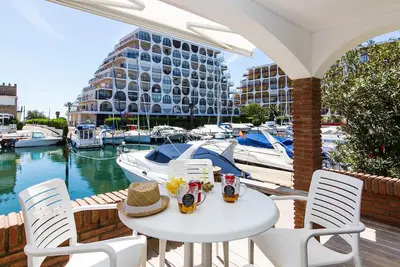 Image de Maison Canal et Plage Empuriabrava - Rénovée, Climatisée, Wifi, Parking, Près des Commodités