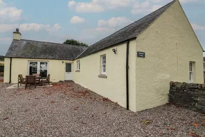 Bankhead Of Lour Cottage, pet friendly, with open fire in Forfar