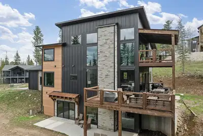 Image de Modern 3600+ Sq. Ft. Lodge w/ Hot Tub, Arcade Games, Access to Clubhouse Pool