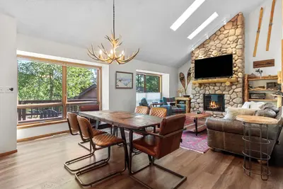 Burgundy Retreat- Beautiful Forest Mountain Getaway!