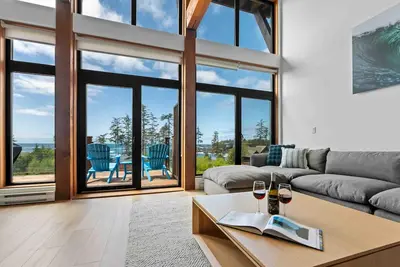Image de Views, Big beach, new furniture & updates!