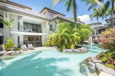 Image de Resort Swim out Sunshine Sand and Poolside Serenity