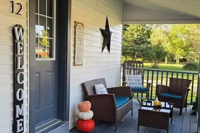 Image de 10 minutes to beaches. Family-sized farmhouse with game room and yoga studio.