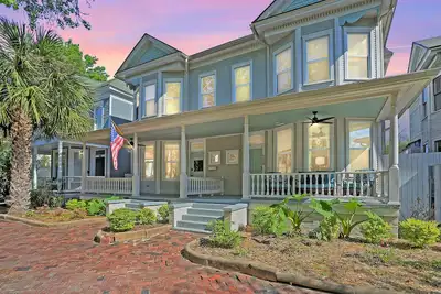 Image de Newly renovated, 3 bed 2 bath townhome, Near Forsyth Park