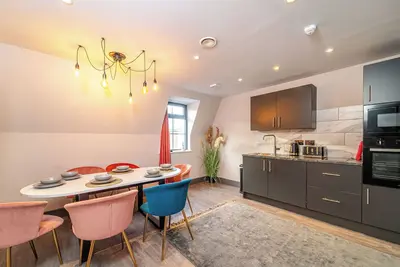 Two Bedroom Apartment 305 (Sleeps 6)
