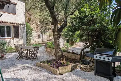 Maison dans l'arrière pays niçois entre mer et montagne.
