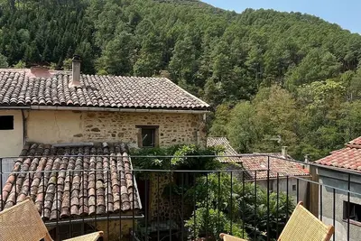 Image de gîte de charme dans un château du XIIIe siècle au coeur d'un village médiéval
