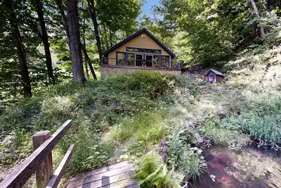 Image de Charming waterfront 2br house, private beach, waterfall, firepit, wifi, kayak