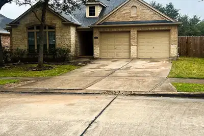 Image de Spacious 5-bedroom home with WiFi, Ac, Smart Tv, in nice Sugar Land neighborhood
