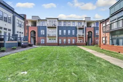Image de Modern, Upscale 1-bedroom condo on the Rail Trail in South End Charlotte