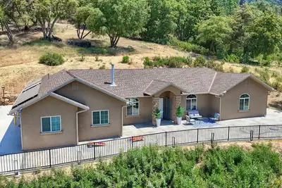 Image de Yosemite Villa Near Bass Lake, Oakhurst, Mariposa with HotTub, Games, Ev Charger