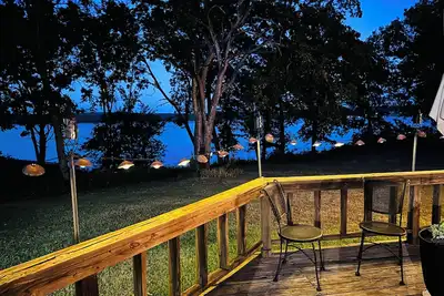 Image de Peaceful lakeside cabin minutes from a swimming beach and boat rental marina