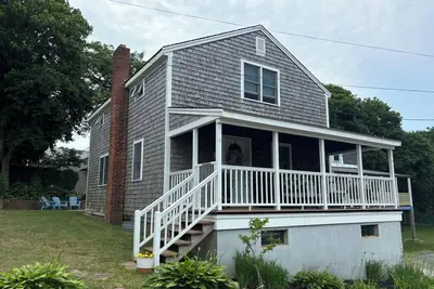 Image de Summer 2025 Open 2br cottage steps to White Horse Beach. Sleeps Six.